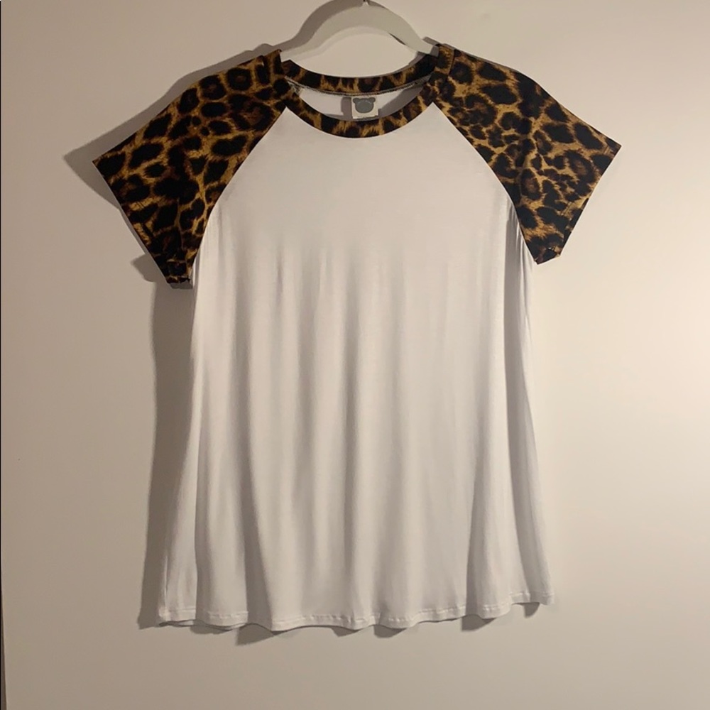 Leopard print sleeve baseball tee